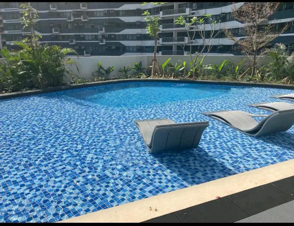 Makati Apartment Deluxe | Fast WIFI | Central Apartment in Makati