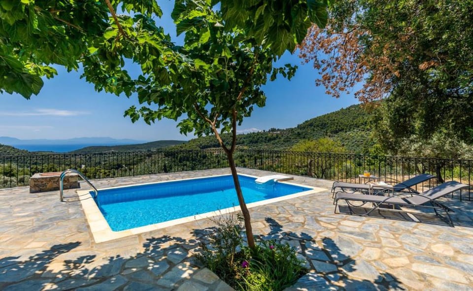 Oak Tree Cottage in Sporades Apartment in Sporades, Greece