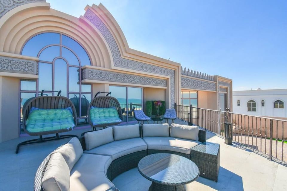 Beachfront Villa - 7 BR + Maids Room on Kite Beach Villa in Dubai