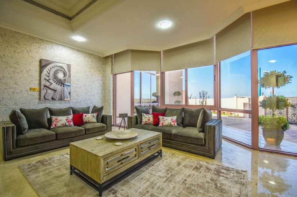 Beachfront Villa - 7 BR + Maids Room on Kite Beach Villa in Dubai
