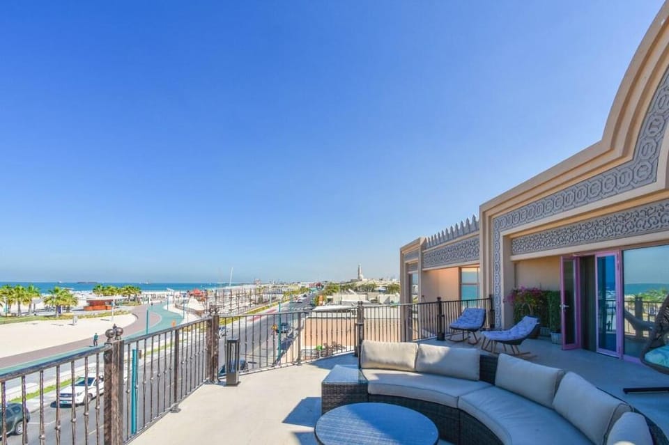 Beachfront Villa - 7 BR + Maids Room on Kite Beach Villa in Dubai
