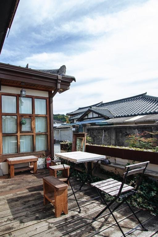 Jeonju Hanok village dokchae deoksugung Bed and Breakfast in South Korea