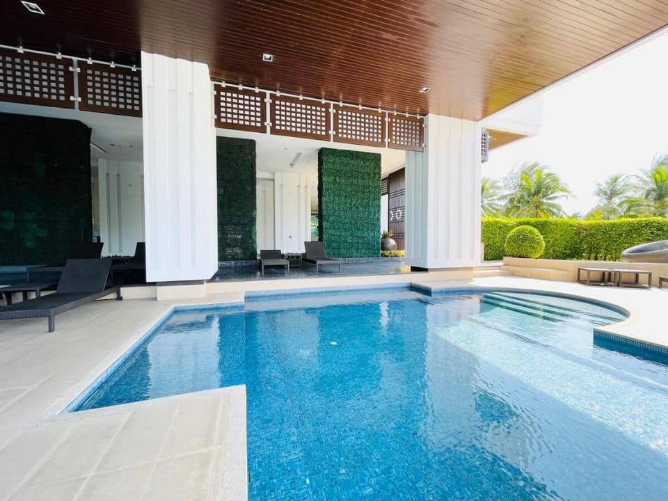 O2 Marina Oceanview spacious Deluxe Portofino Apartment in Pattaya City