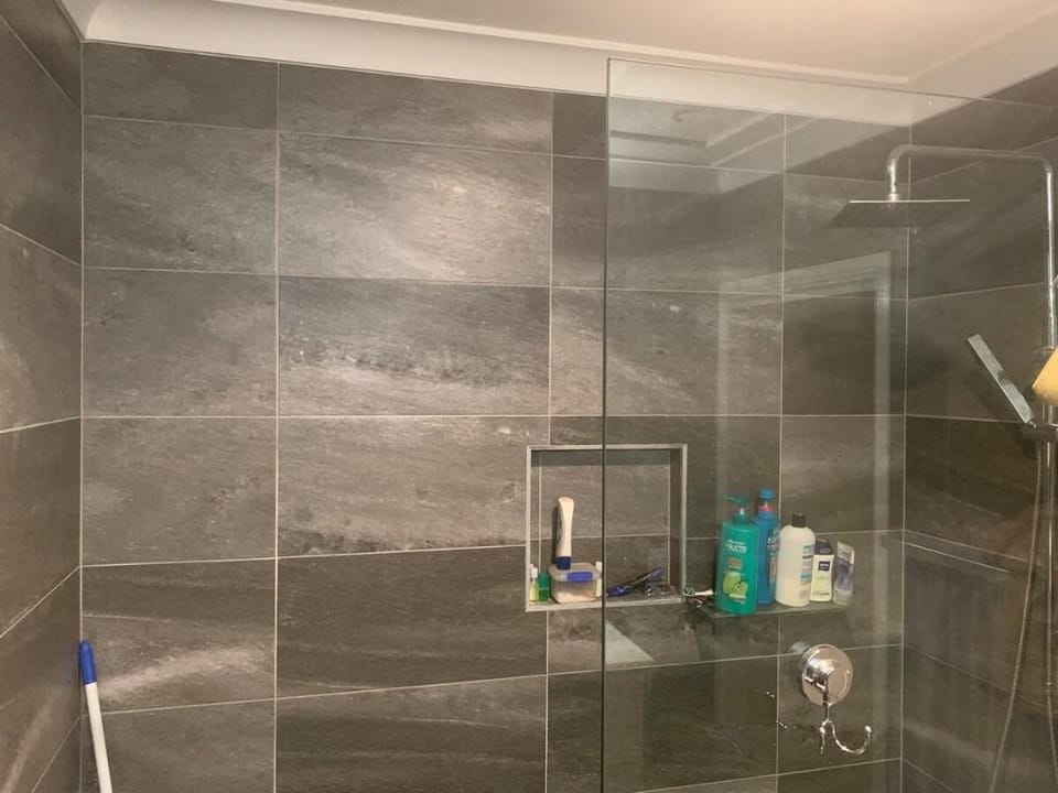 Exec large house close to shops,train and  buses Vacation rental in Indooroopilly