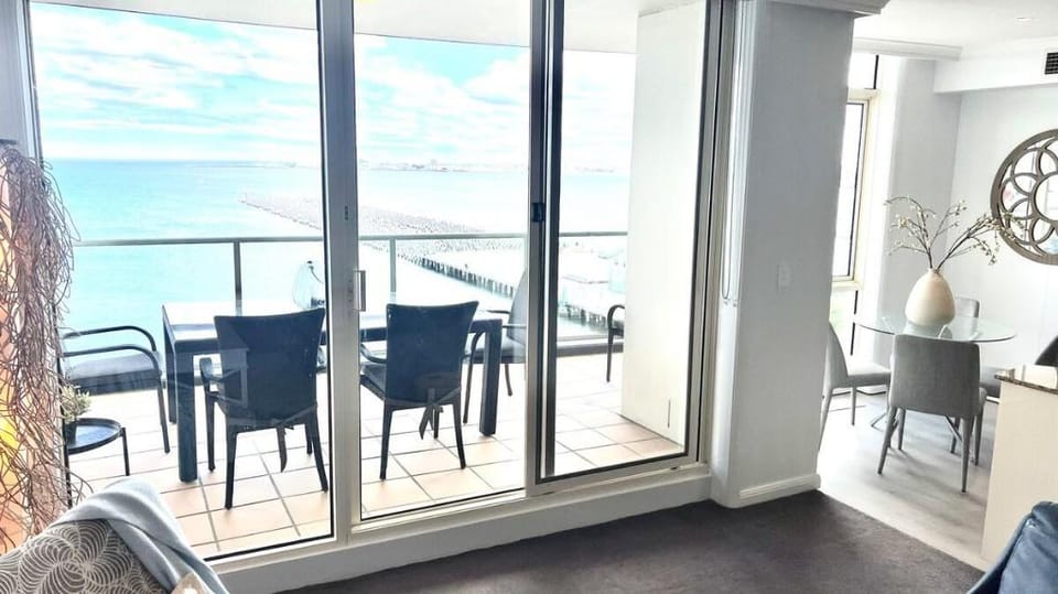 Ocean view , on THE Beach with City location! Apartment in Melbourne