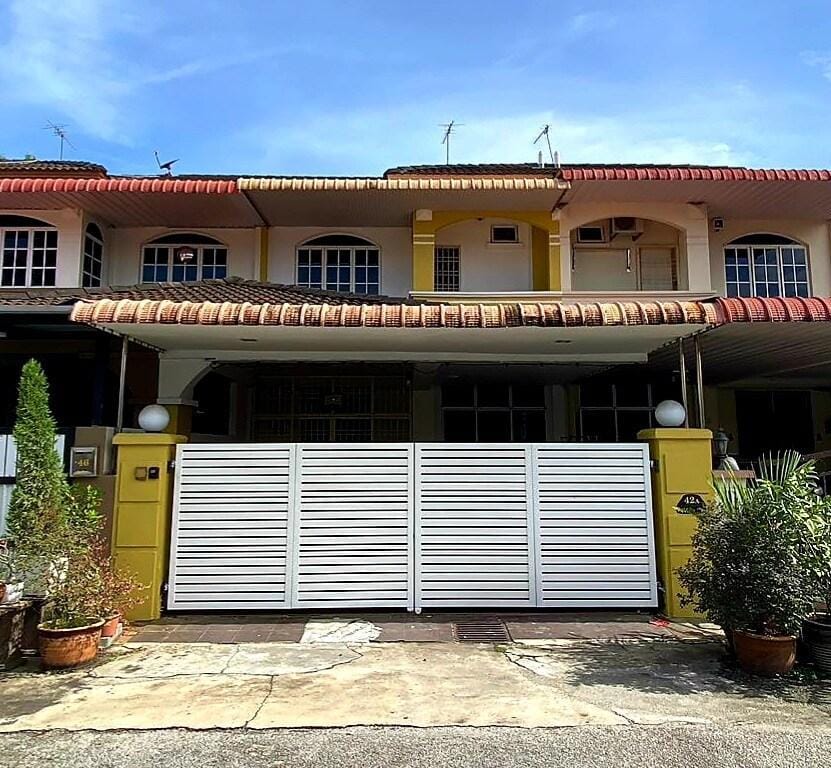 CozyHouse 4ROOM 4BATH ROOM 8PAX@Near BM Icon city Vacation rental in Penang