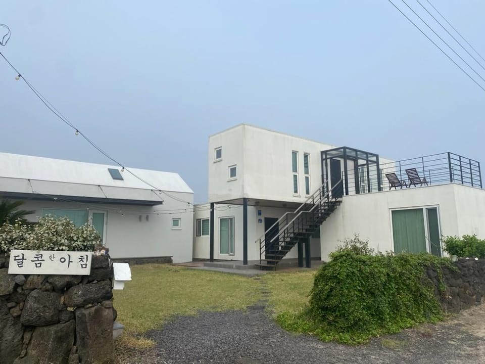 Jeju Dalcomhan Achim Bed and Breakfast in South Korea