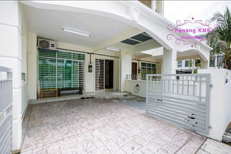 Queensbay Mall @2A Homestay Spacious 5 rooms 16pax Vacation rental in Bayan Lepas