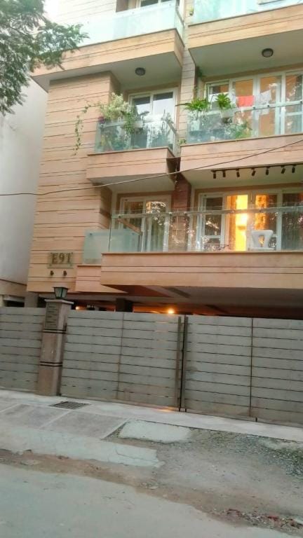 Homlee - Pentagon 5 bhk super luxurious large flat Apartment in New Delhi
