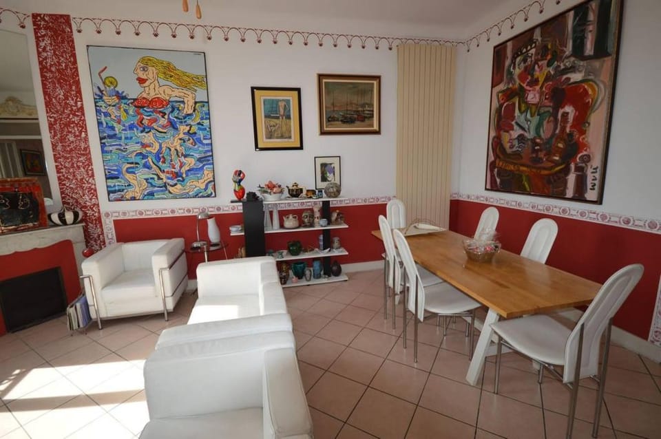 Art Deco 2 Bd Apartment Forville Apartment in Cannes
