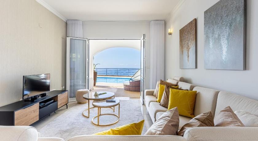 Luxury villa with private heated pool, garden and views of the sea and mountains Villa in Madeira District