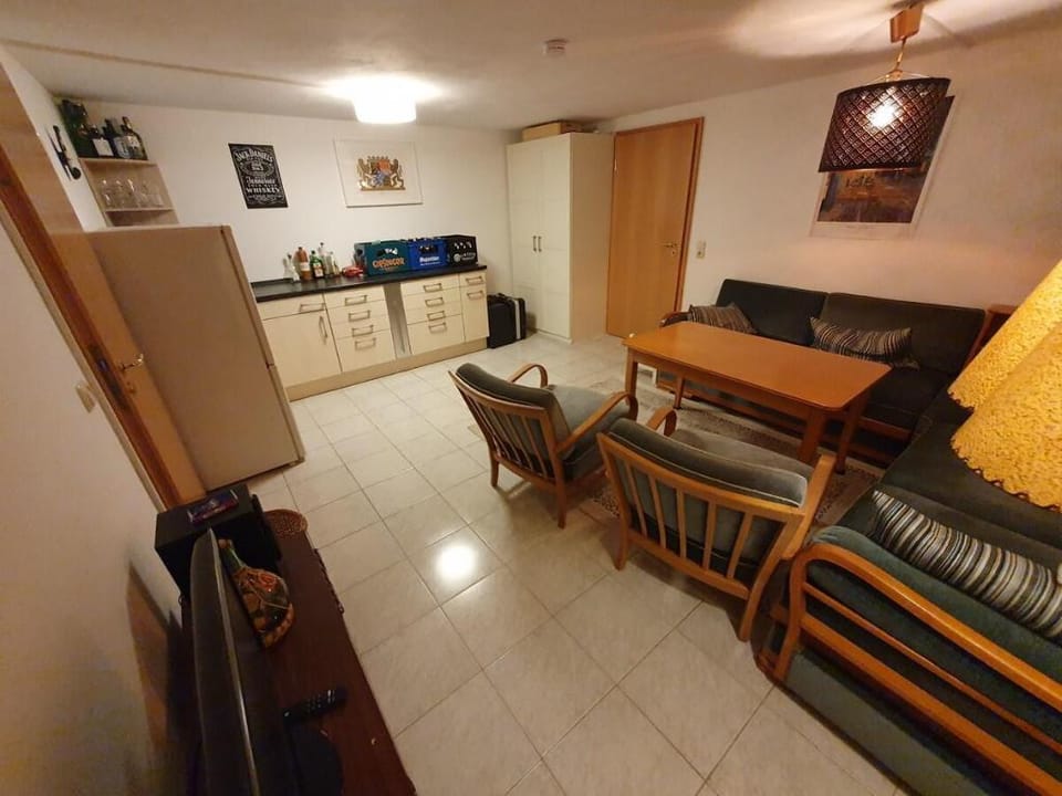 Privates Souterrain Appartement mit Wohnzimmer Vacation rental in Munich