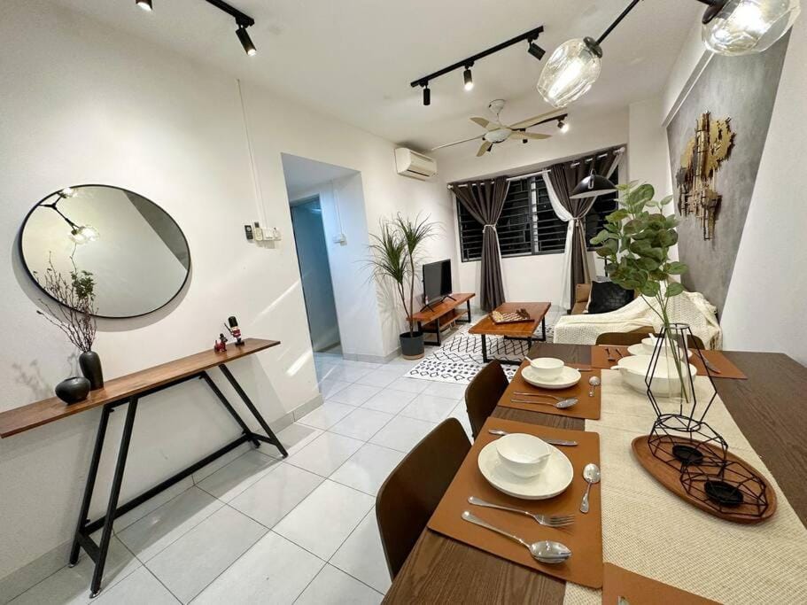 Cheap! Cozy with Free 1Cp above Main Place Mall Vacation rental in Subang Jaya