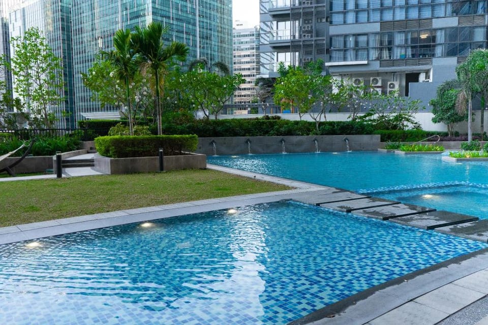 Uptown Parksuites Tower 1 - PH Staycation Apartment in Taguig