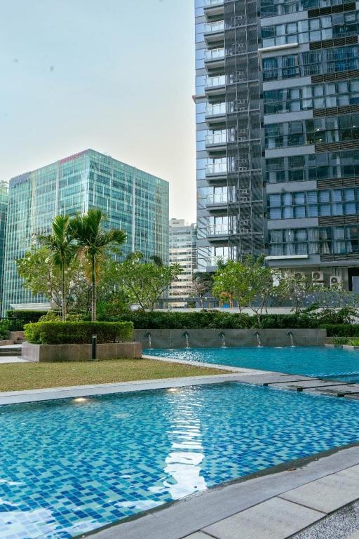 Uptown Parksuites Tower 1 - PH Staycation Apartment in Taguig