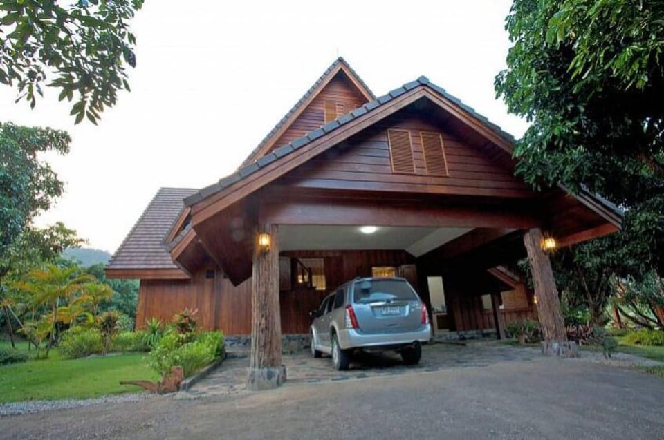 Doi Luang Villa with Private Pool with 5 bedrooms  Vacation rental in Thailand