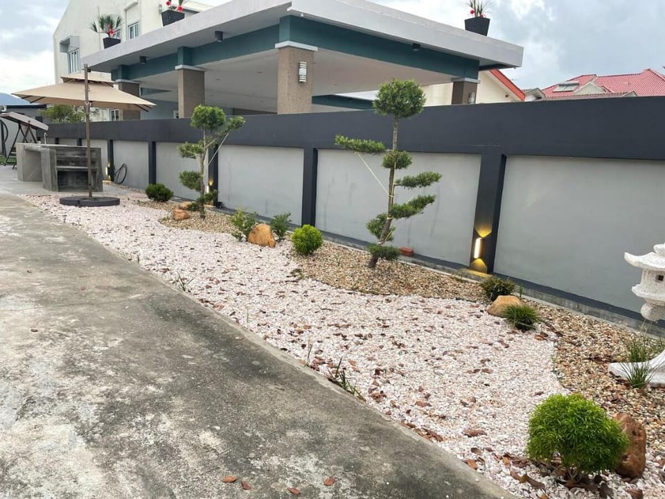 BRAND NEW 5000 SQFT Semi-D Hype Home (12pax) Vacation rental in Ipoh