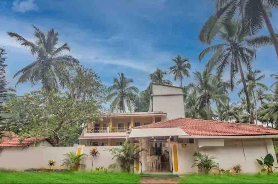 Casa-de-Flora Villa 7BHK with Large private Pool Villa in Calangute