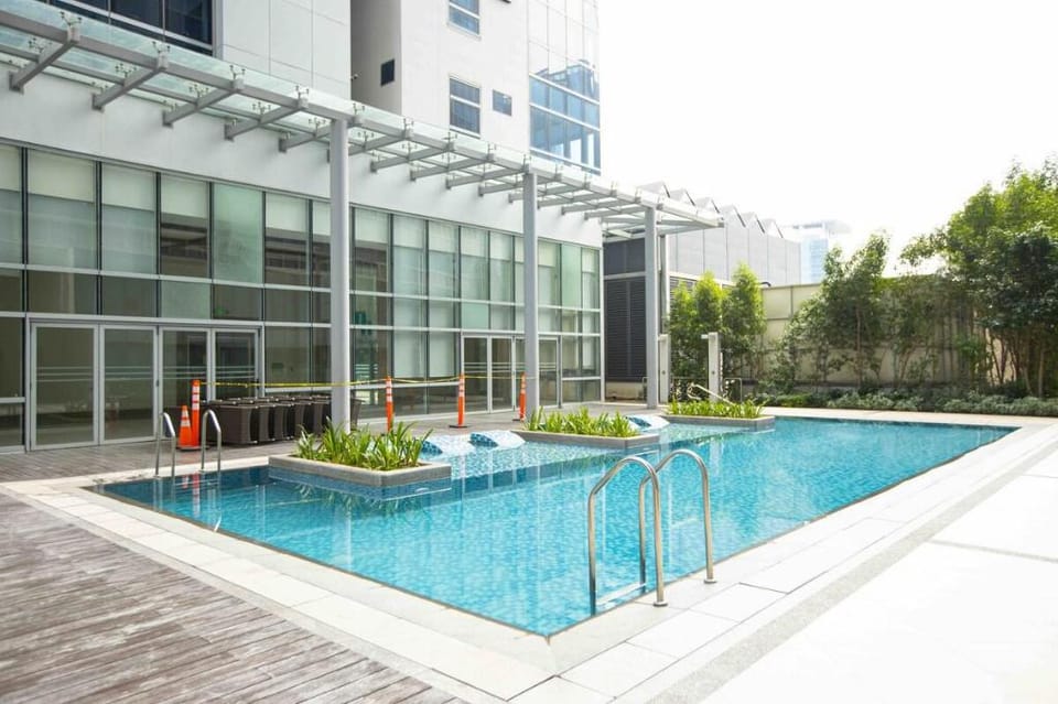 Uptown Parksuites 2 with Netflix and WI Fi 100mbps Apartment in Makati