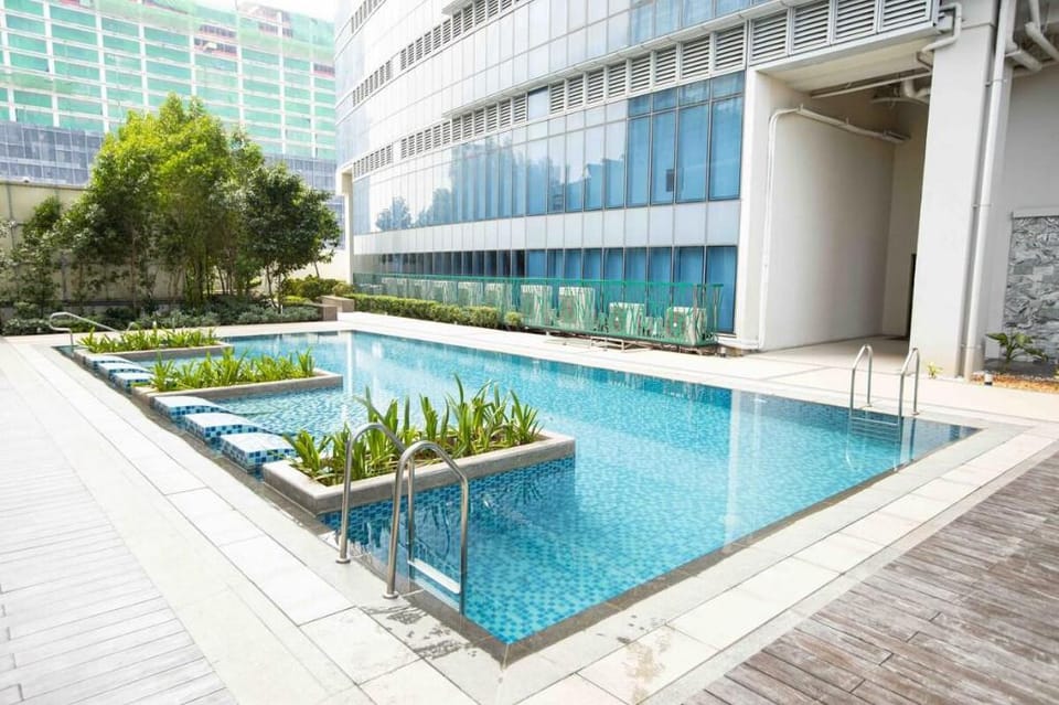 Uptown Parksuites 2 with Netflix and WI Fi 100mbps Apartment in Makati