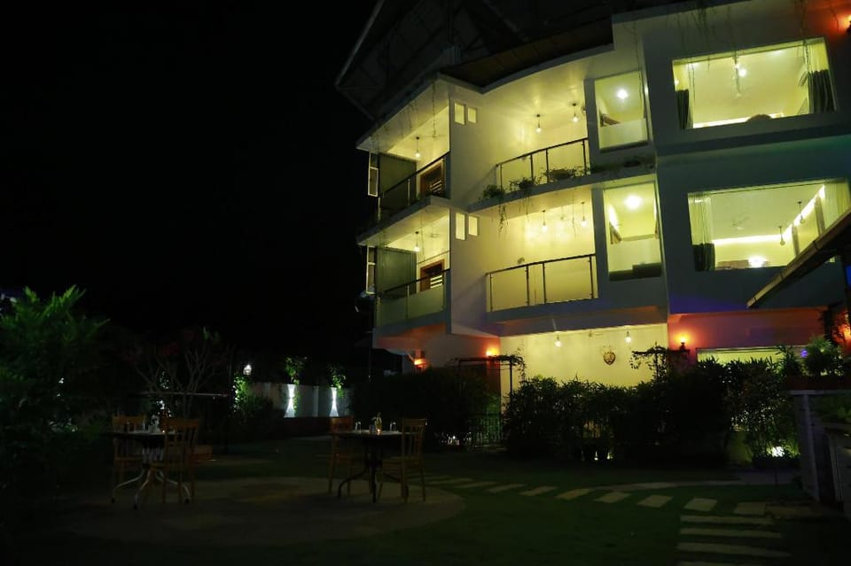 Athirappilly POLARIS - Riverside Pool Resort Hotel in Kerala