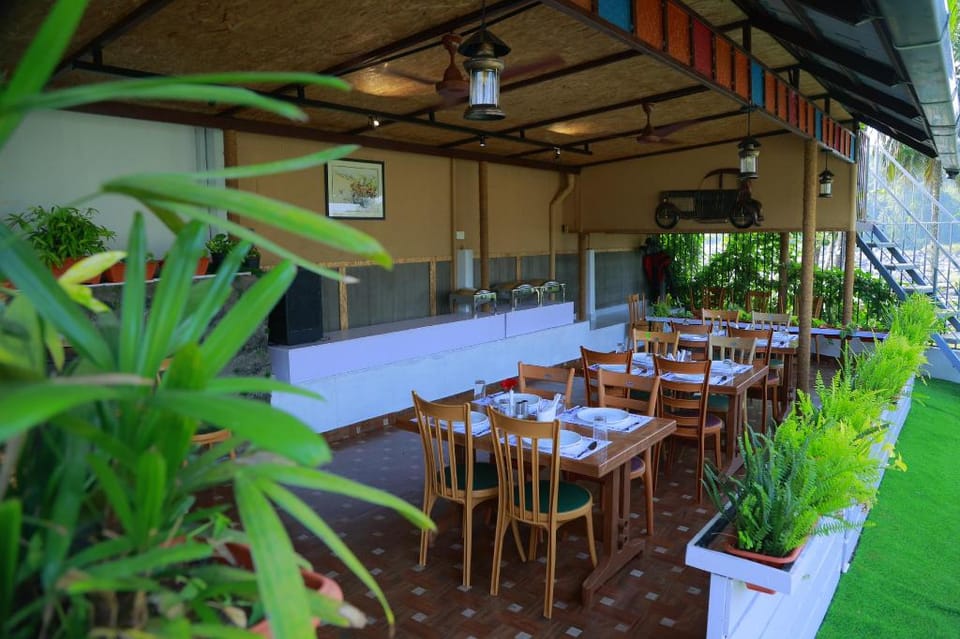 Athirappilly POLARIS - Riverside Pool Resort Hotel in Kerala