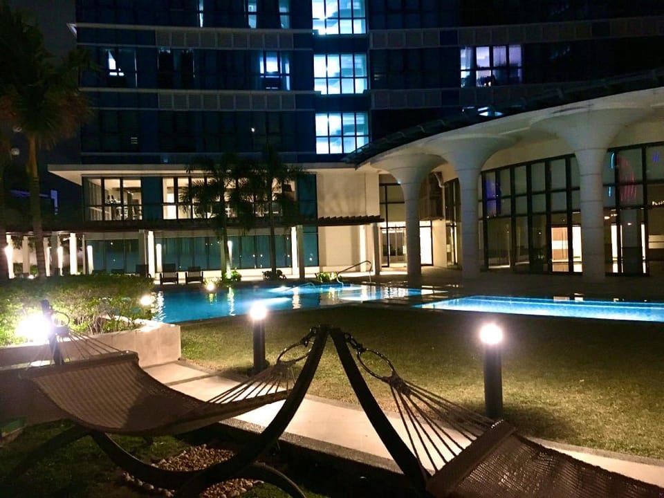 New & Modern Cozy 1BR w/ Balcony @BGC WiFi 300MBPS Apartment in Makati