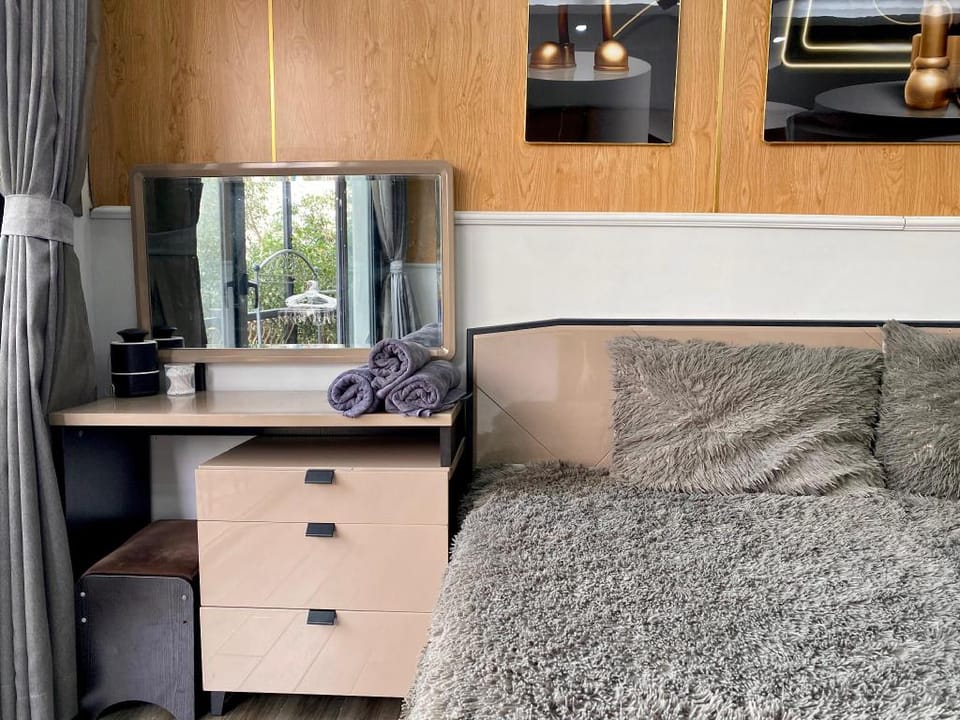 Chau Long - Truc Bach Apartment Vacation rental in Hanoi