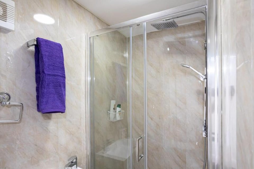 NEW Modern 5-Bed Manchester House! (Free Parking) Vacation rental in Manchester