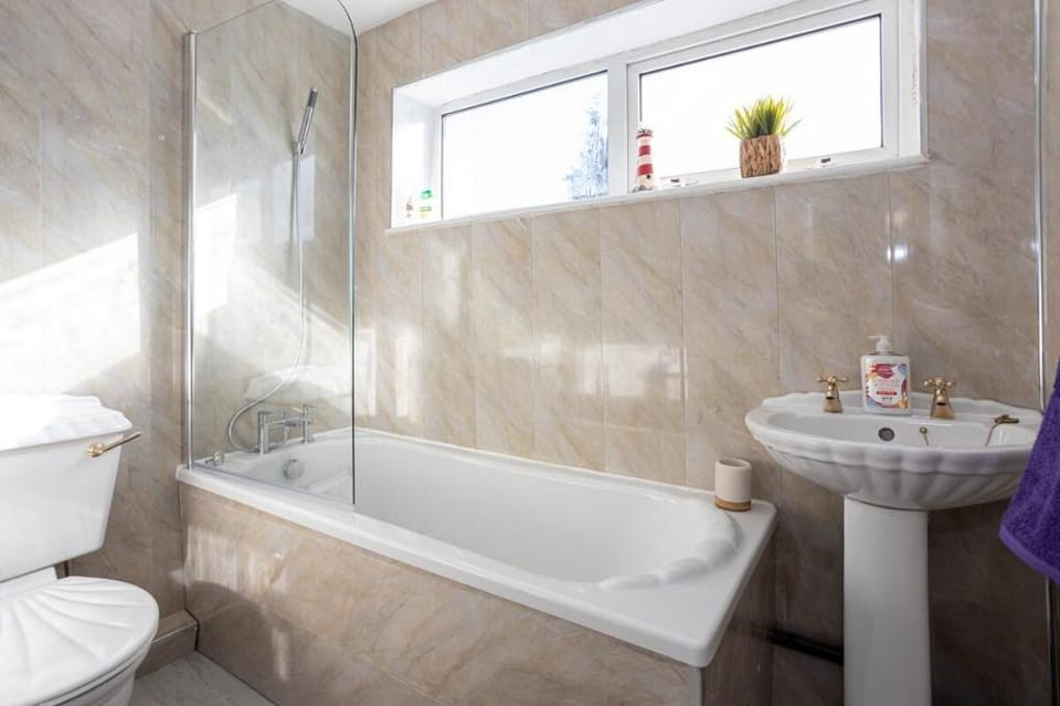 NEW Modern 5-Bed Manchester House! (Free Parking) Vacation rental in Manchester