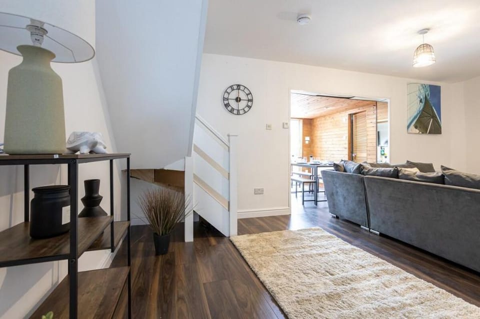 NEW Modern 5-Bed Manchester House! (Free Parking) Vacation rental in Manchester