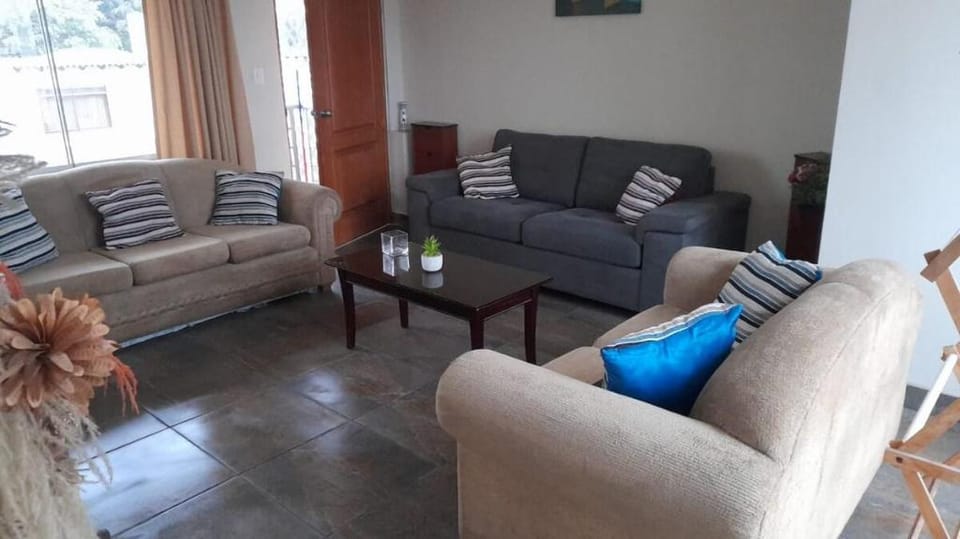 Acogedora habitacion doble 3er piso vista jardin Apartment in Santiago de Surco