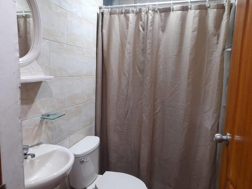 Acogedora habitacion doble 3er piso vista jardin Apartment in Santiago de Surco