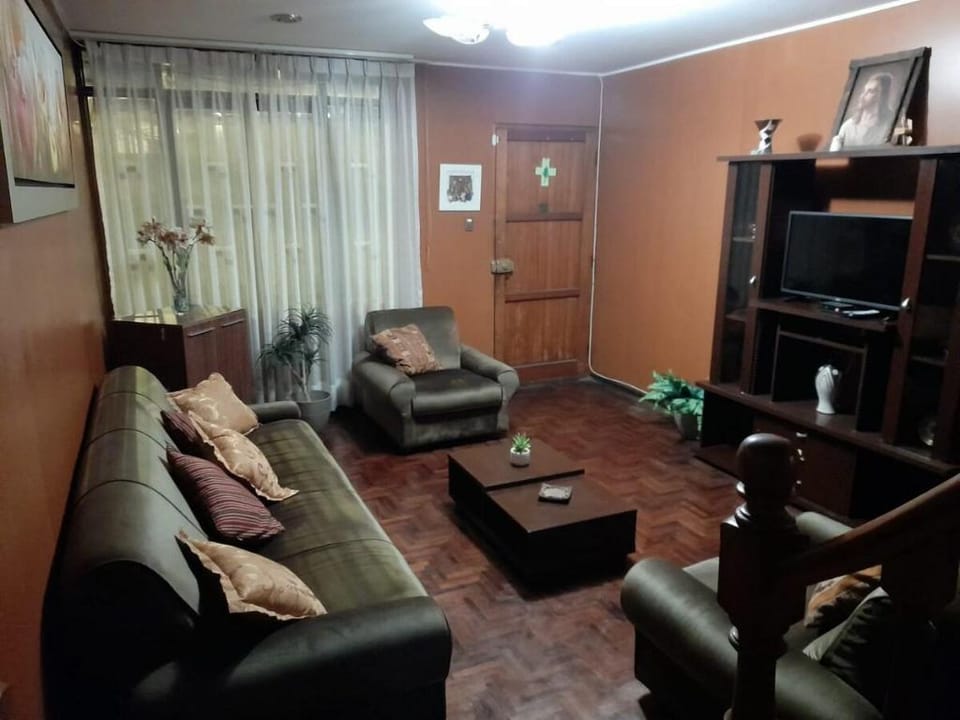 Habitación individual 2do piso v/ calle c/balcon Vacation rental in Santiago de Surco