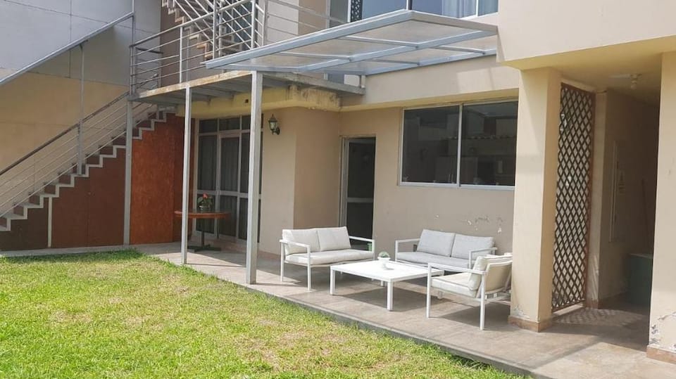 Habitacion Matrimonial con terraza y jardin. Vacation rental in Santiago de Surco