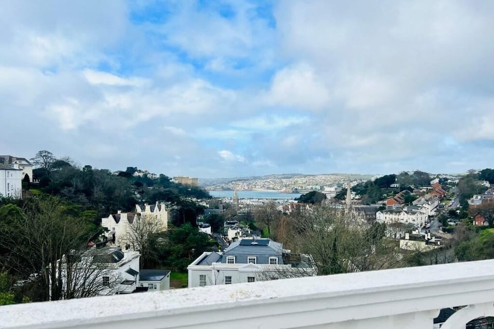 Top floor apartment overlooking Torquay Harbour Apartment in Torquay