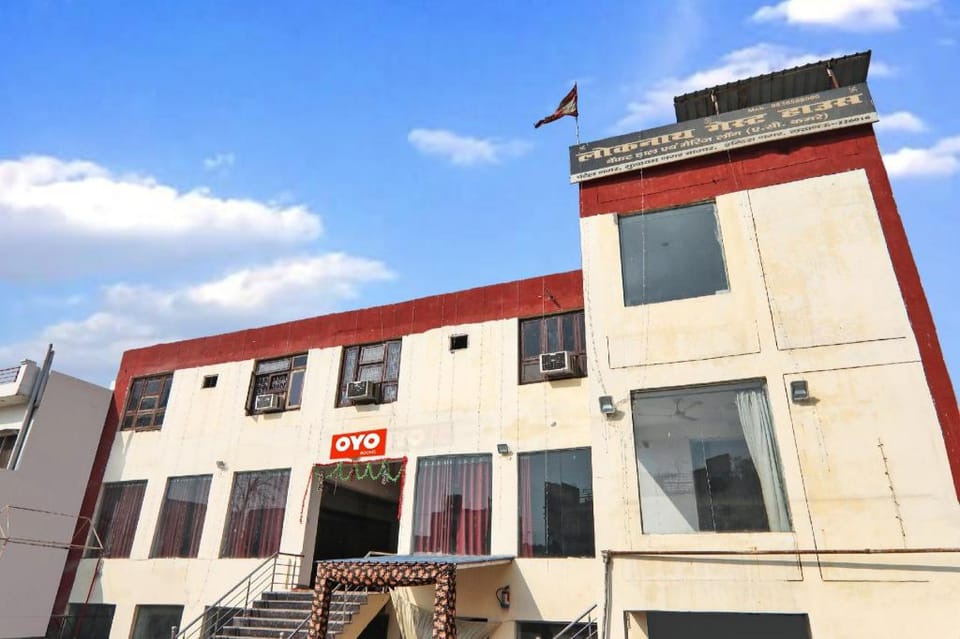 OYO 808576 HOTEL SILVER DREAMS Hotel in Lucknow