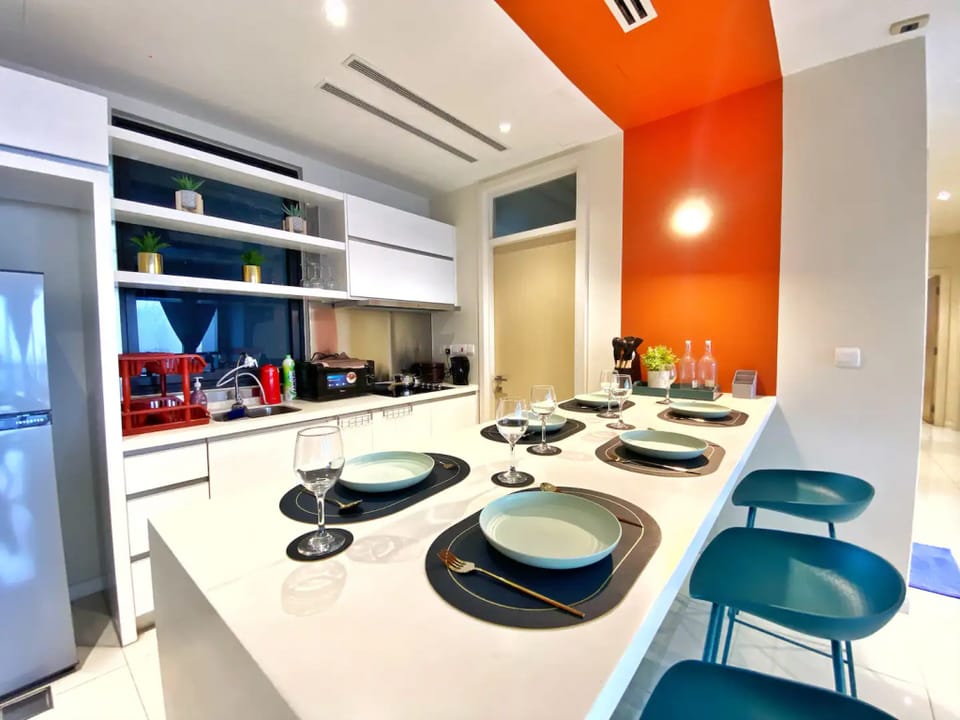 Condo w Pool table/Karaoke/Gathering, 11 Pax Apartment in Petaling Jaya