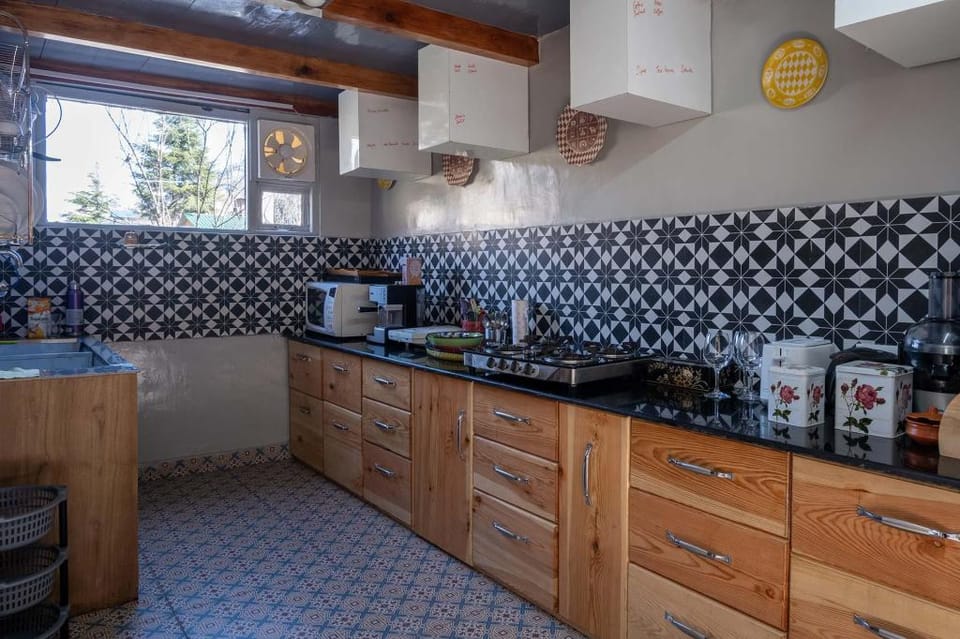 Woodville by VEO - Part of StayVista Villa in Himachal Pradesh