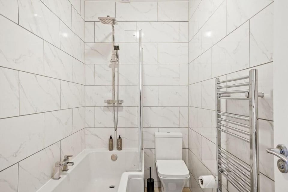 Modern 3-bed, 2 bath Apart in London| FREE Parking Apartment in Enfield