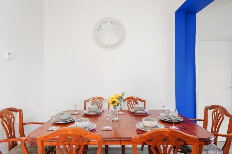 Modern 3-bed, 2 bath Apart in London| FREE Parking Apartment in Enfield