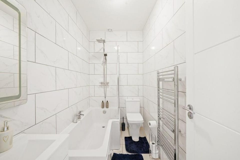 Modern 3-bed, 2 bath Apart in London| FREE Parking Apartment in Enfield