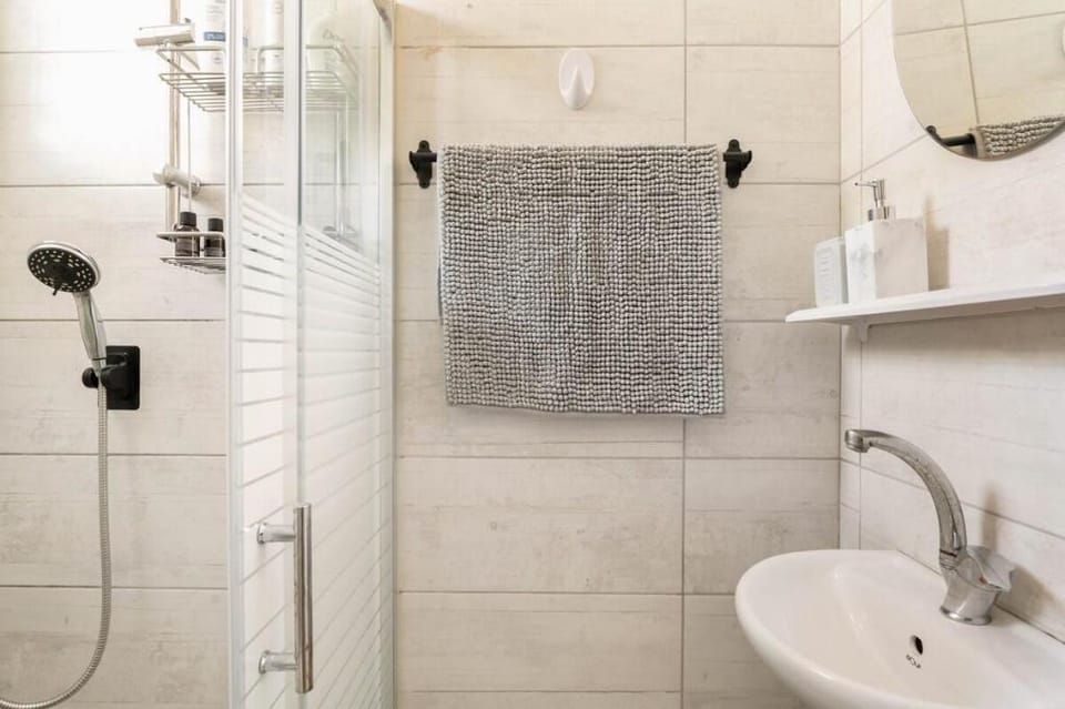 TNC - Quiet and Cozy 8 Mins Walk to Bahai Gardens Apartment in Haifa