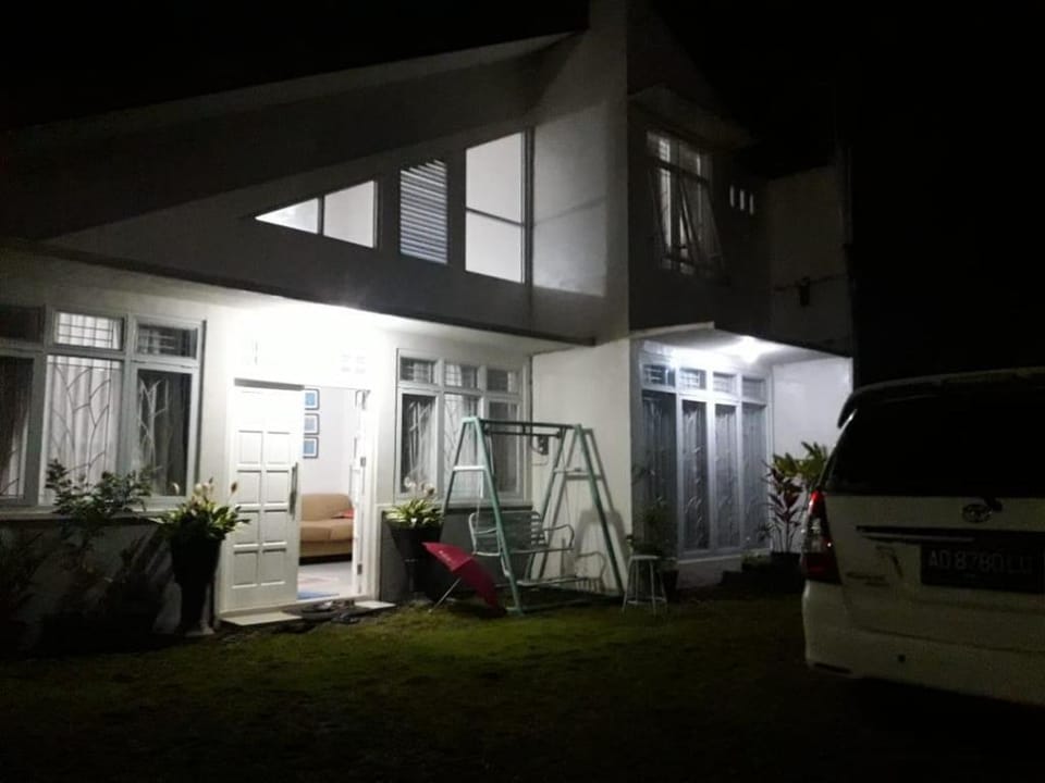Villa Nusa Indah Syariah Karangpandan Vacation rental in Indonesia