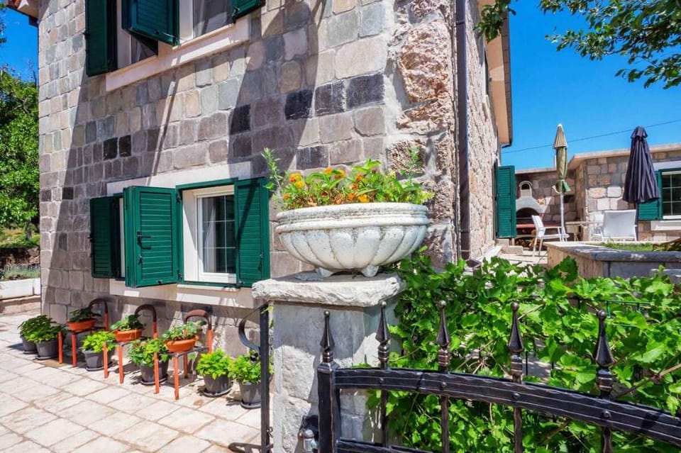 GARDEN VILLA w/ jacuzzi ❥Escape from Busy Life Villa in Split-Dalmatia County
