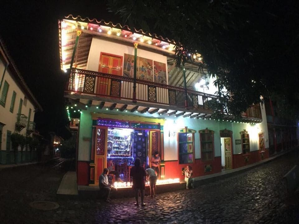 Casa Guayaquil en el Parque Principal Cauca Viejo Vacation rental in Antioquia