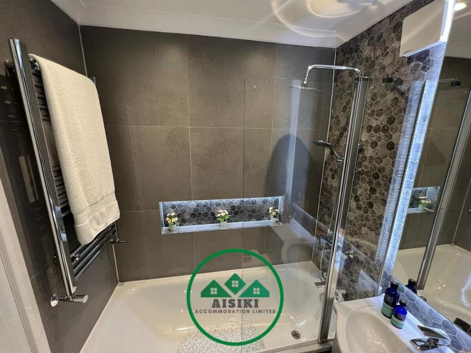 Stylish 2Bed/2Bath Pet Friendly Flat w/ Free Wi-Fi Apartment in London