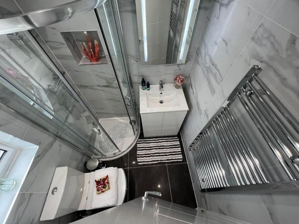 Stylish 2Bed/2Bath Pet Friendly Flat w/ Free Wi-Fi Apartment in London