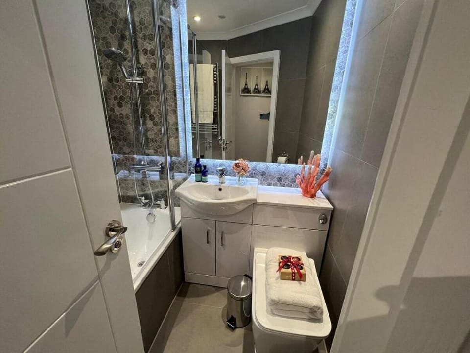 Stylish 2Bed/2Bath Pet Friendly Flat w/ Free Wi-Fi Apartment in London