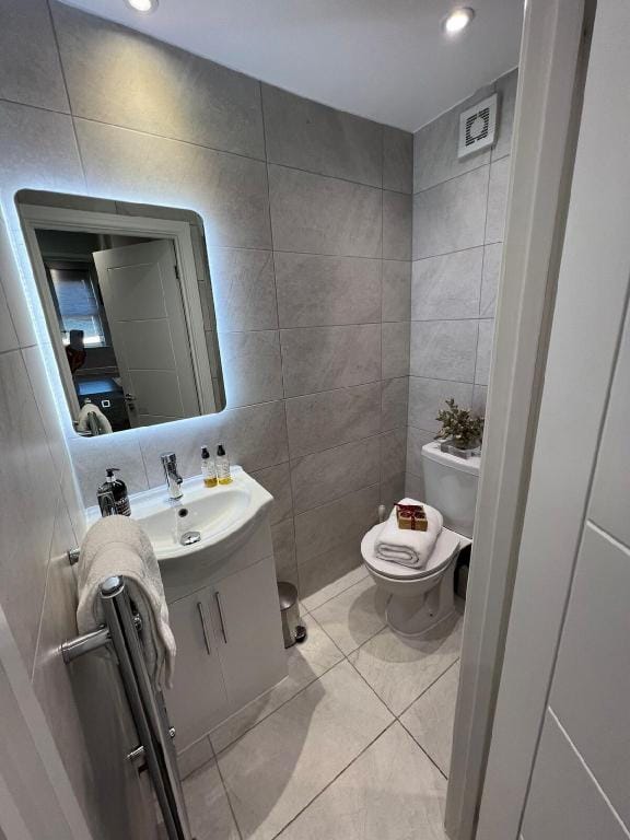 Vibrant 3BR/2BA Pet Friendly Flat w/ Aircon & WiFi Vacation rental in London